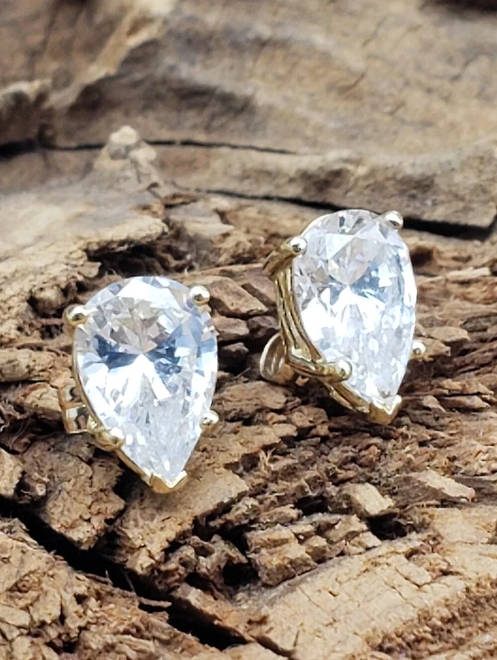 14K Gold w/Teardrop/Pear Crystal Stud Earrings - Elegant Classic Timeless Unisex